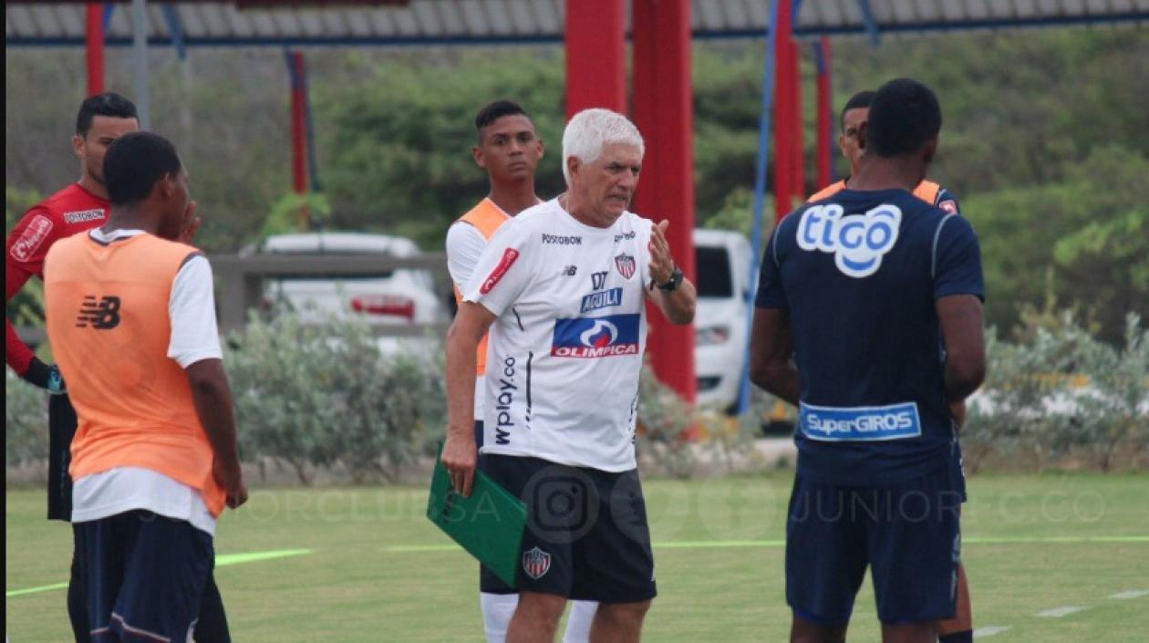 El DT Julio Comesaña en el entrenamiento previo al partido ante Independiente SantaFe.