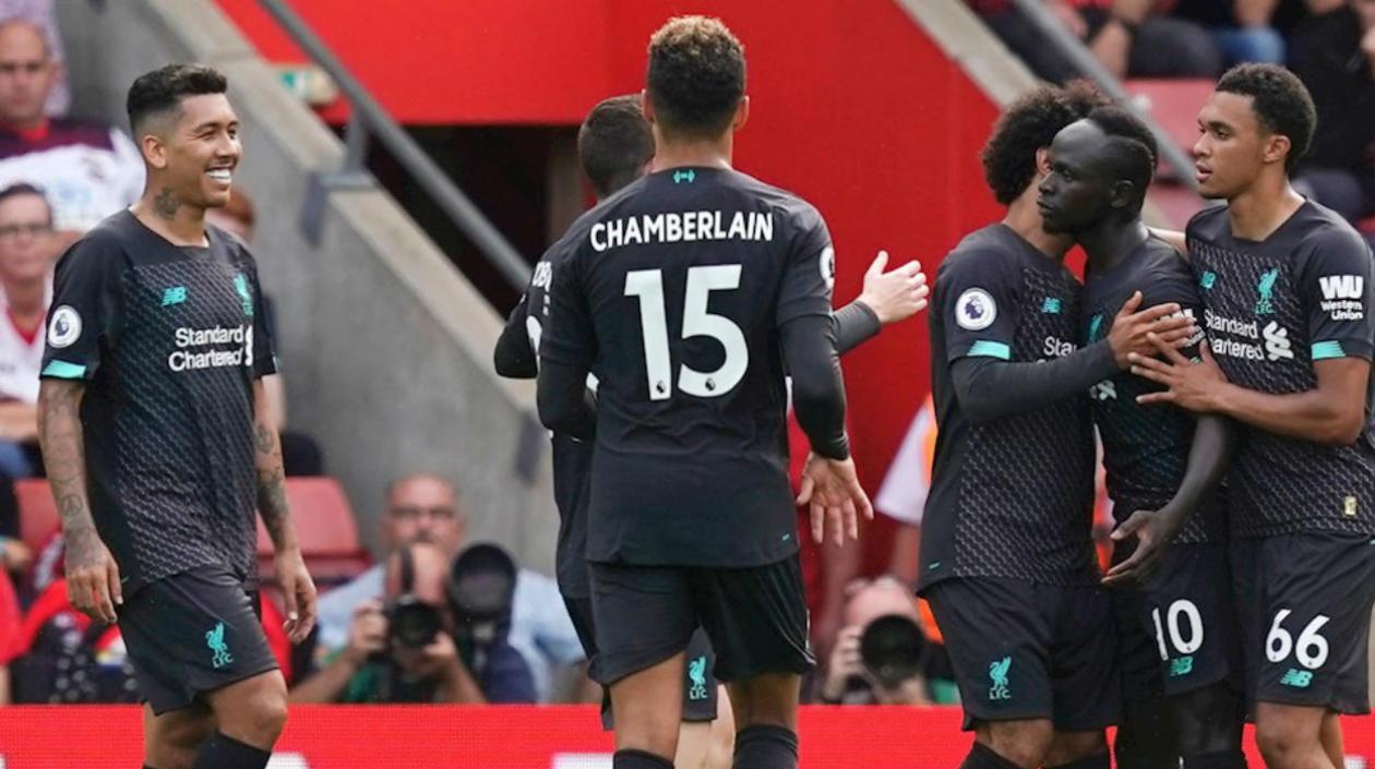 Firmino felicita a Mané. 