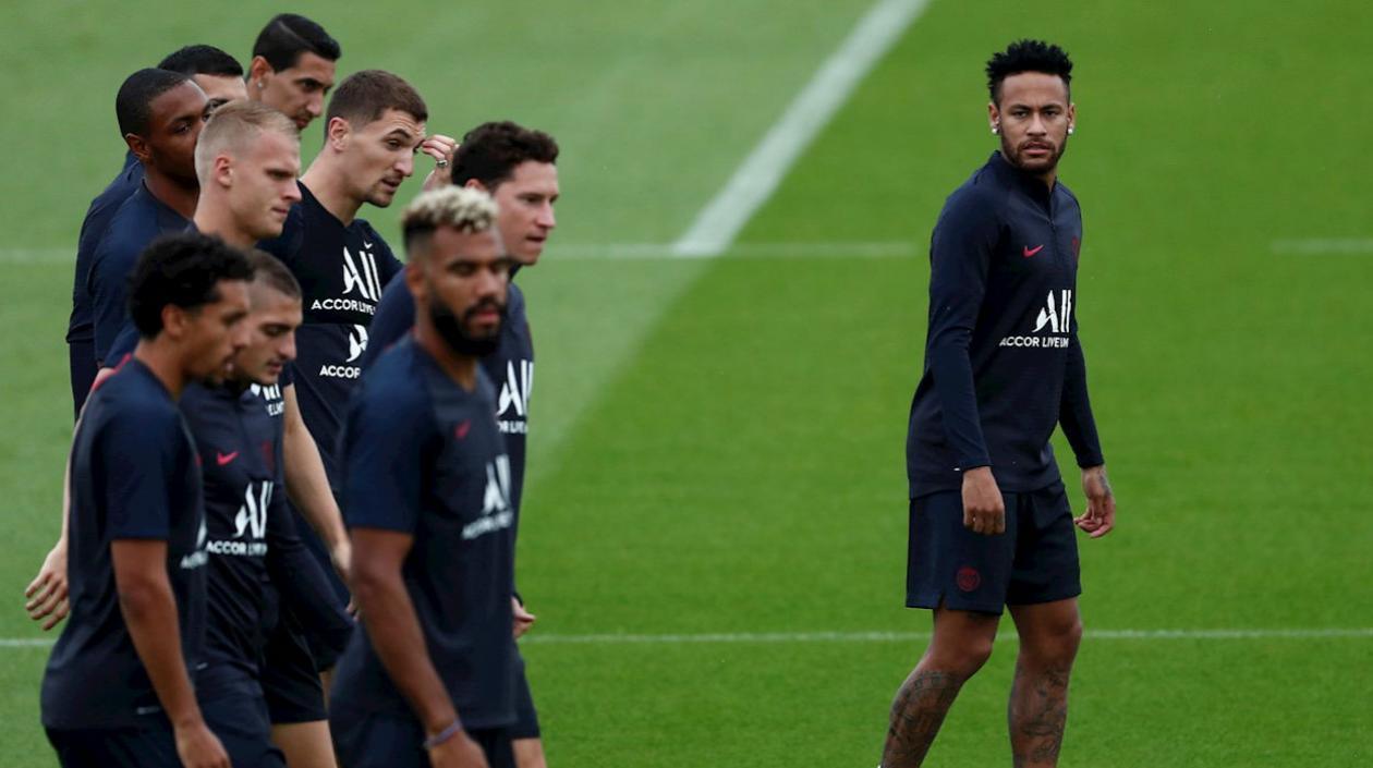 Neymar a un costado del resto de sus compañeros. 