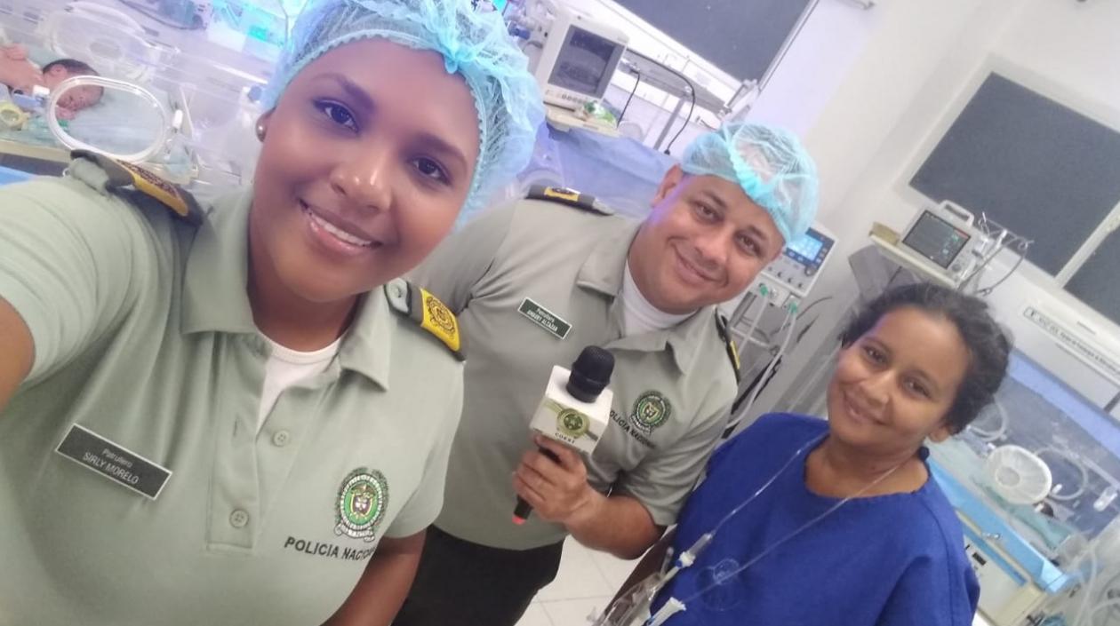 Patrulleros visitan a Danabel Durán en la Clínica de Maternidad Rafael Calvo.