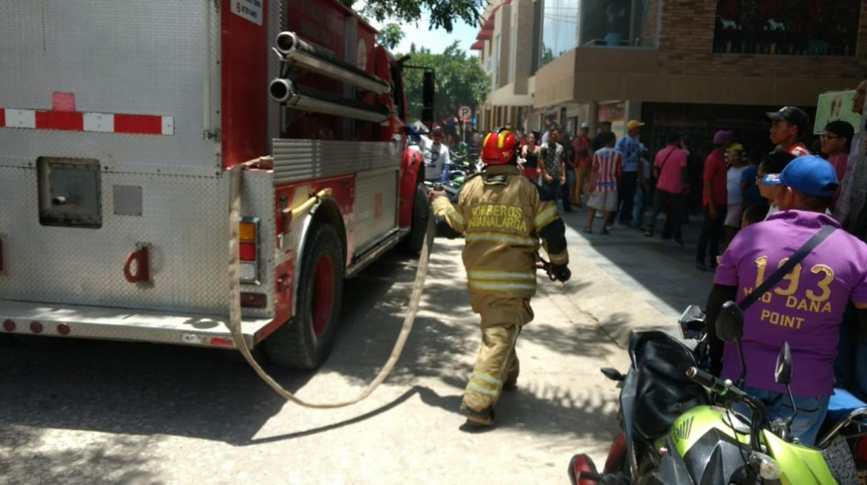 Bomberos en el sitio.