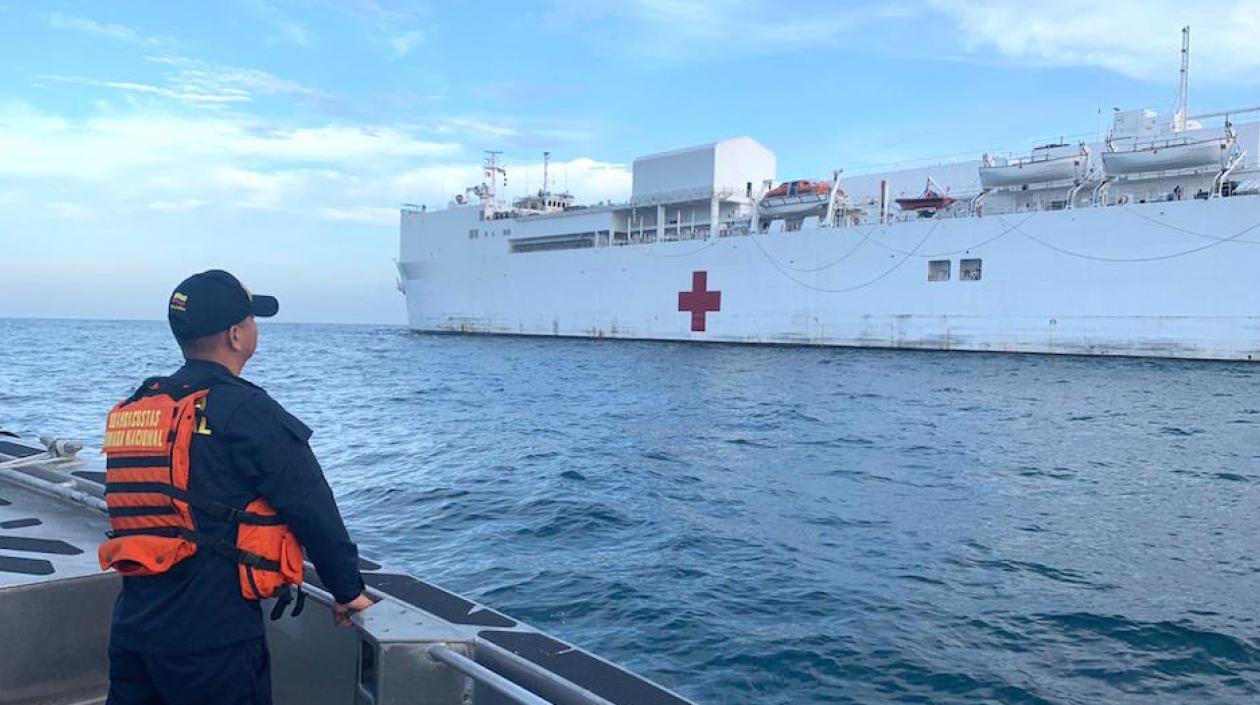 El buque hospital en el puerto de Santa Marta.