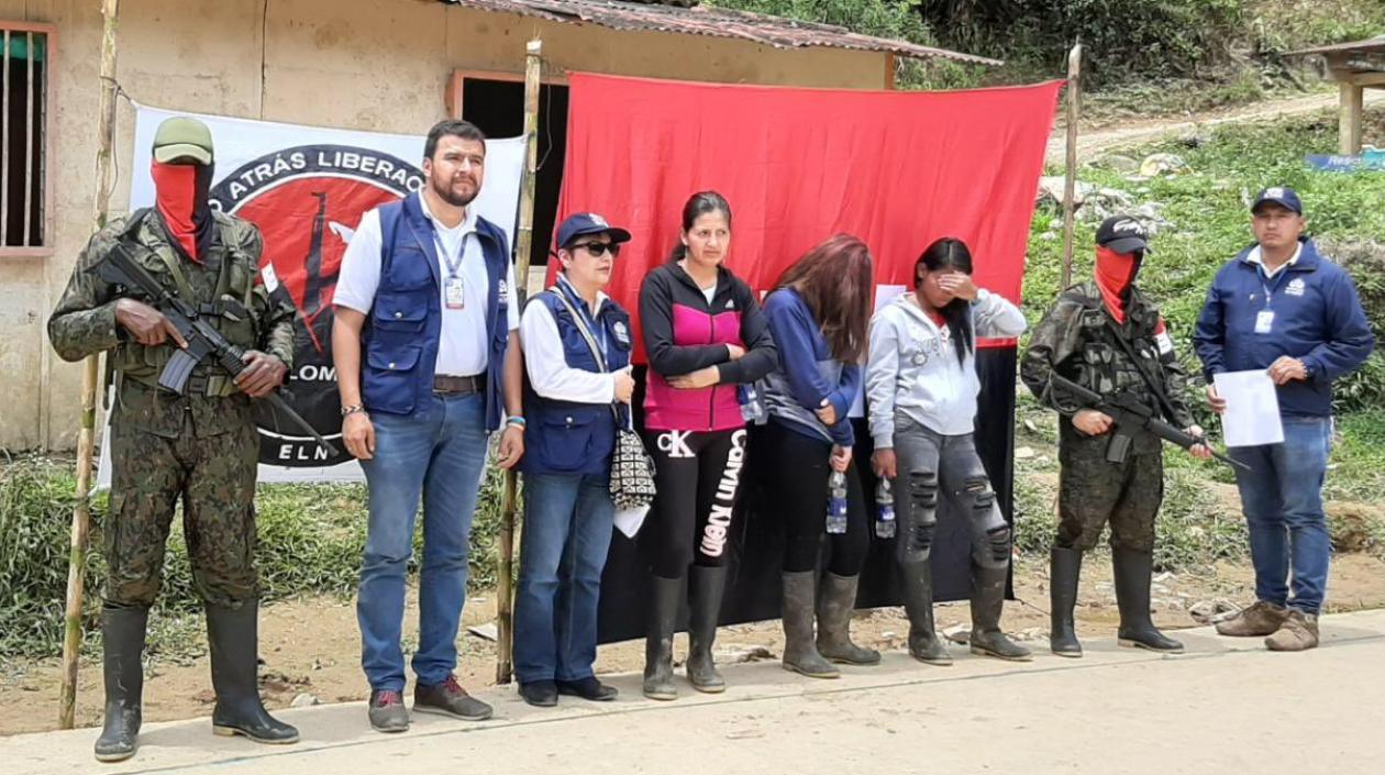 Imagen de la liberación de las tres mujeres indígenas secuestradas.