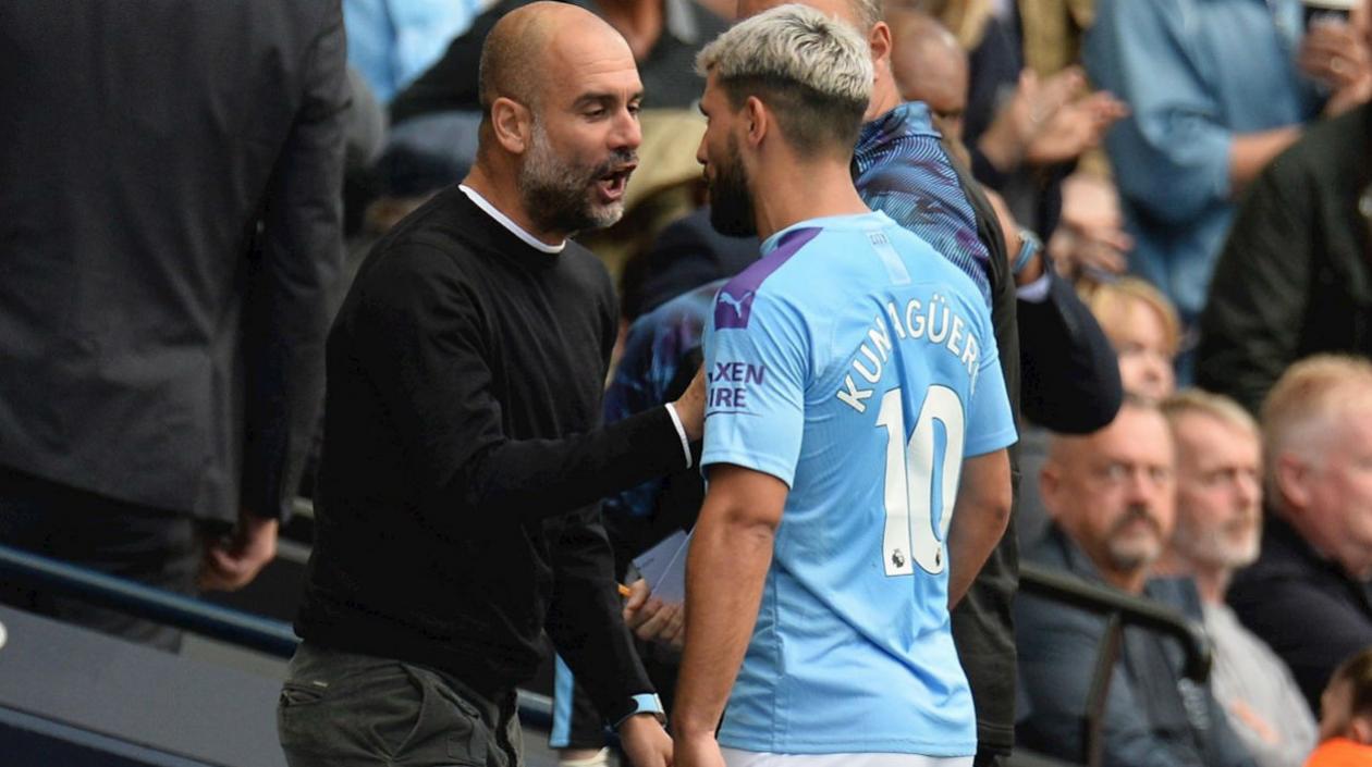 Pep Guardiola discute con Sergio Agüero. 