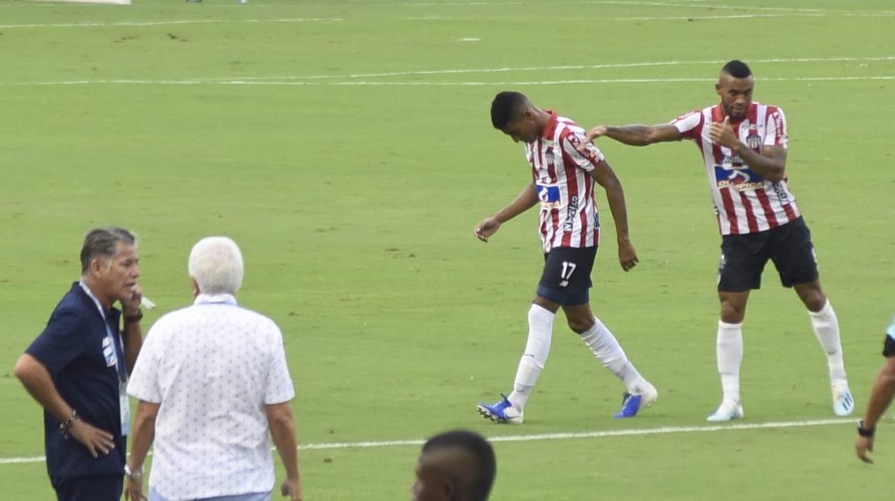 Gabriel Fuentes durante la expulsión en el partido de ayer.
