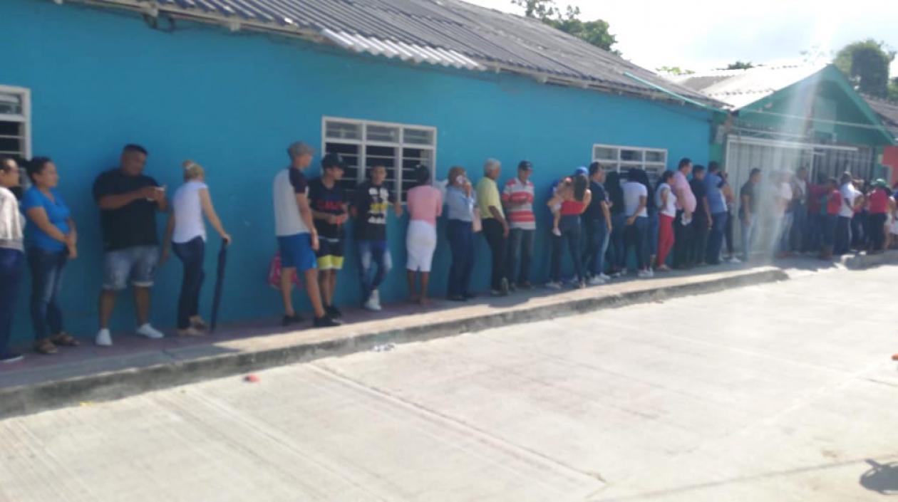 Larga fila frente a la Registraduría de Malambo.