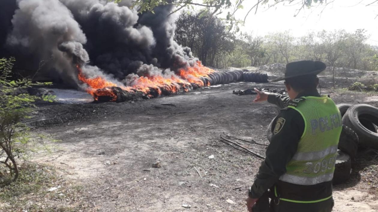 Las llantas que estaban quemando los sujetos capturados.