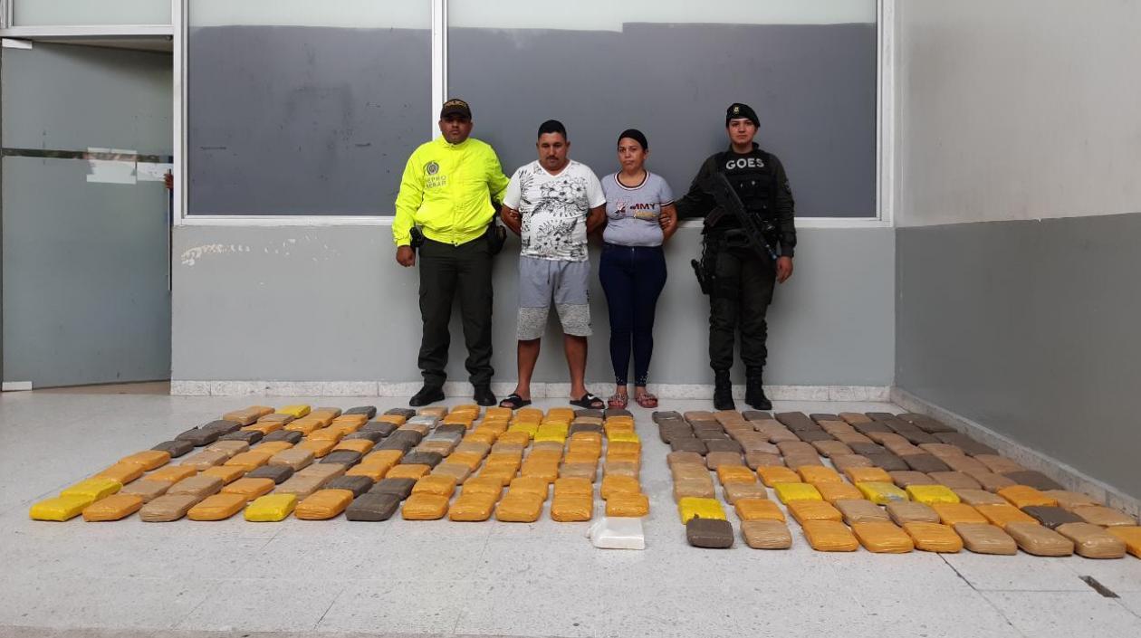 Droga incautada y los capturados.