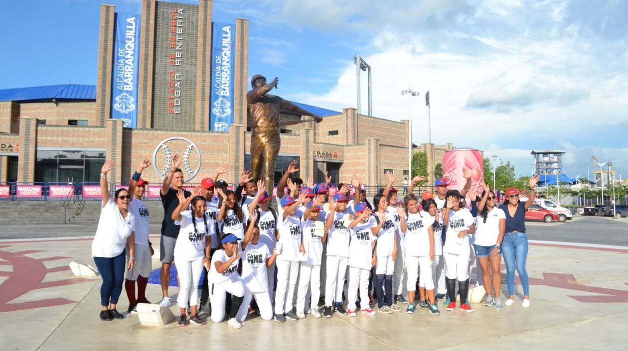 Giovanni Urshela con niños de Game Time Foundation. 