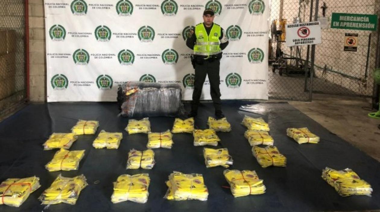 Camisetas de la Selección Colombia incautada en la calle 30.