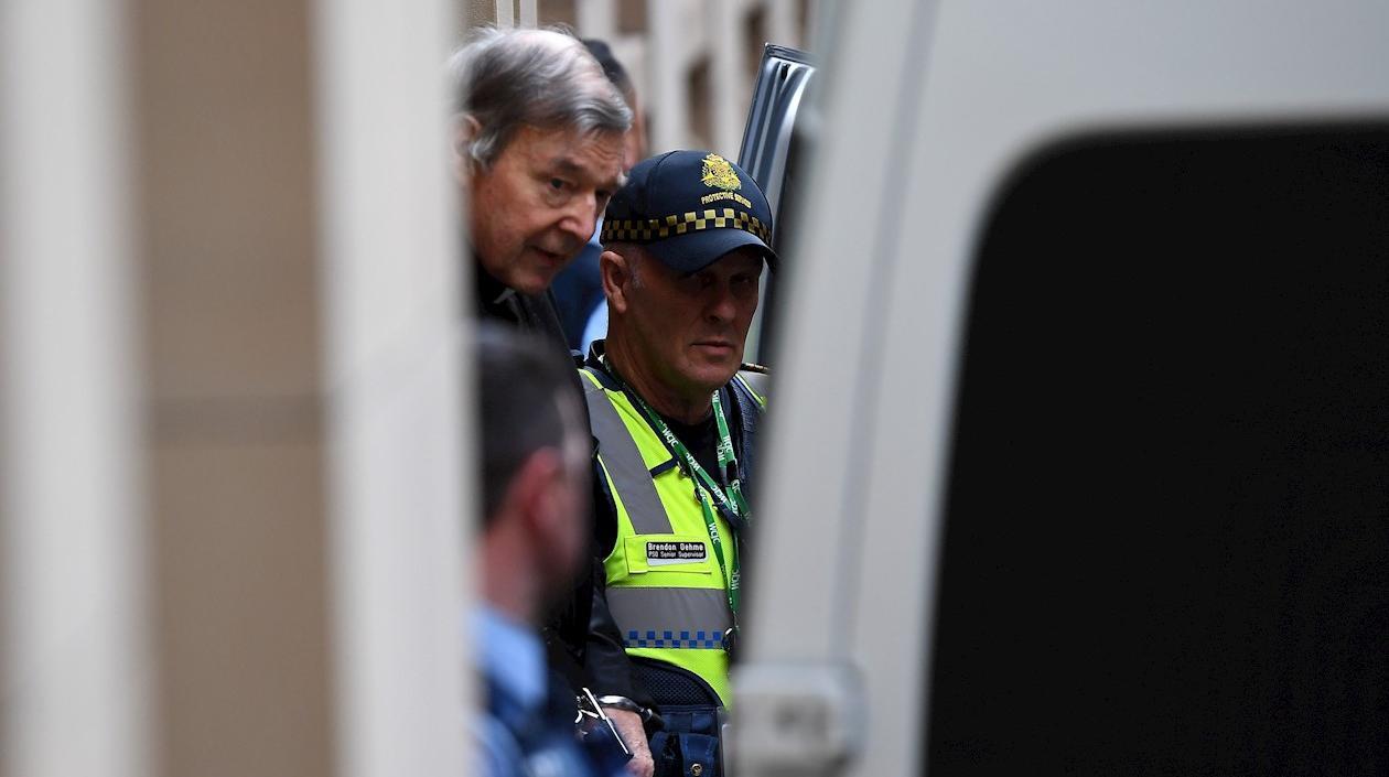 El cardenal australiano George Pell (i), a su salida de la Corte Suprema de Victoria, este miércoles, en Melbourne (Australia).
