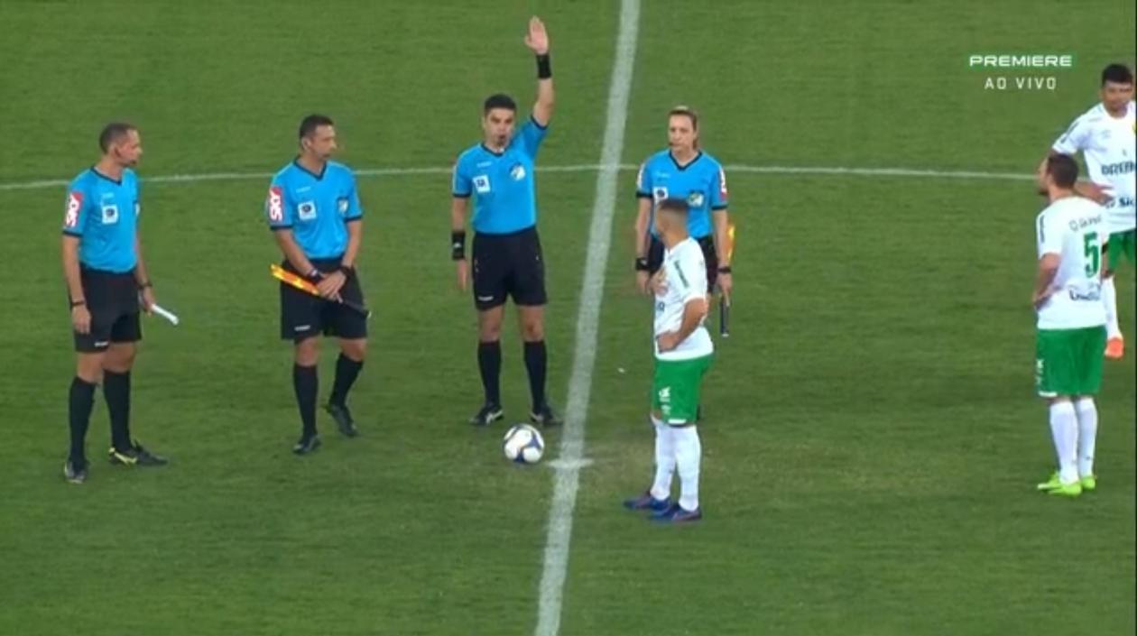 Momento en que el árbitro finaliza el partido. 