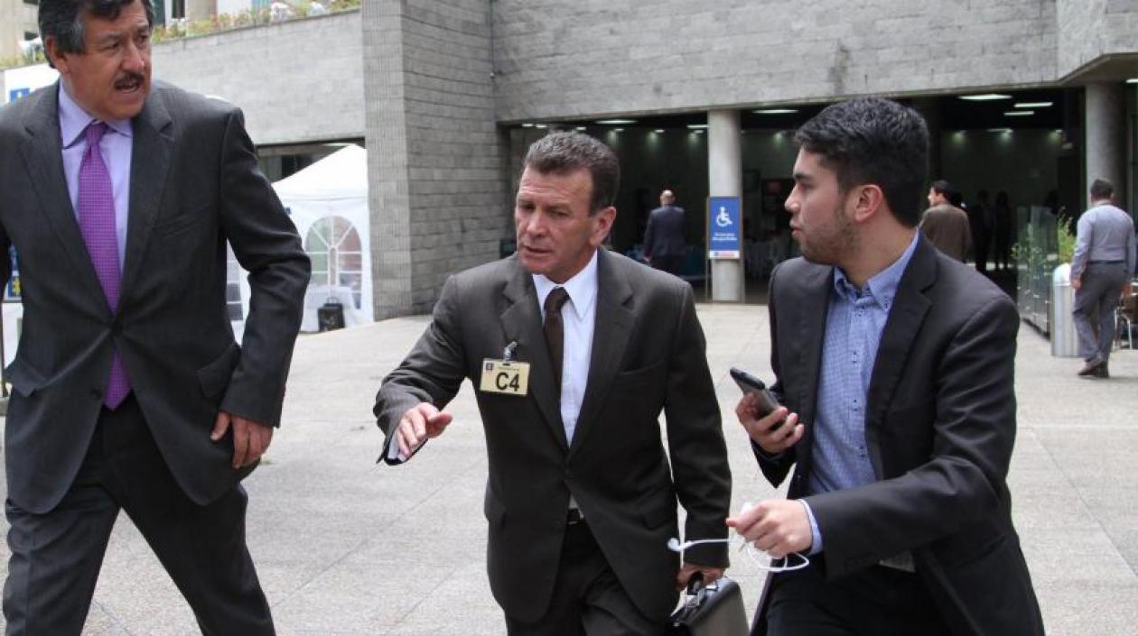 Carlos Palacino Antía (centro).