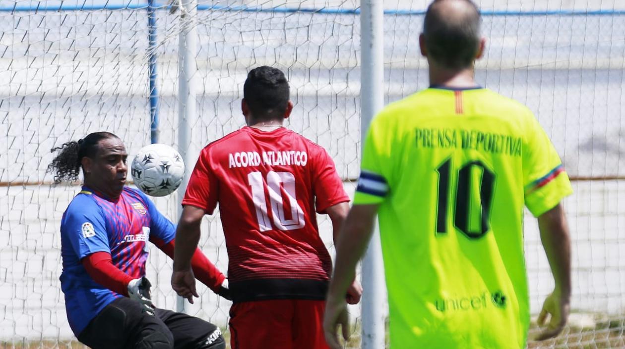 Acción del partido entre Acord Atlántico y Prensa Deportiva. 