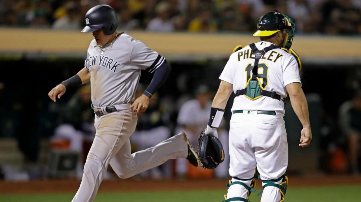 Giovanni Urshela anota en el juego ante los Atléticos de Oakland.