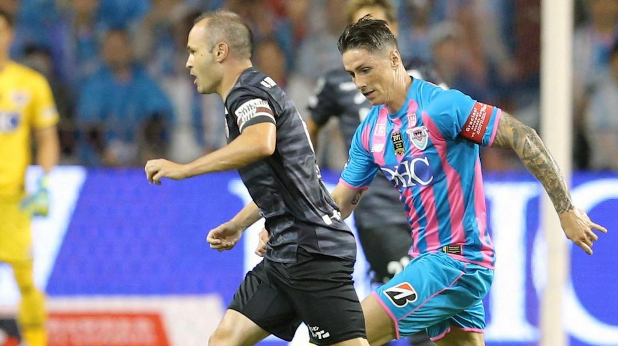 Andrés Iniesta en una acción de partido ante Fernando Torres. 