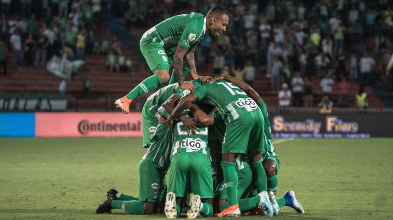 Jarlan Barrera celebra con el resto de jugadores de Nacional. 