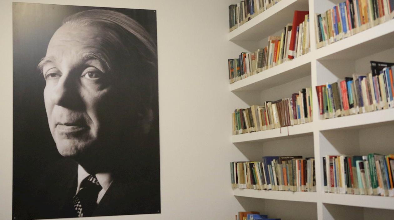Vista de un retrato del escritor argentino Jorge Luis Borges en la Biblioteca Nacional de Buenos Aires.