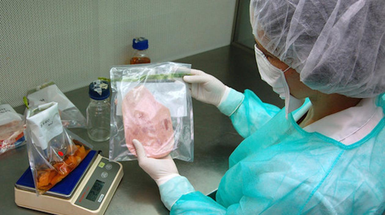 La listeria puede aparecer en carne cocinada de cerdo, vegetales, lácteos y pescado ahumado.