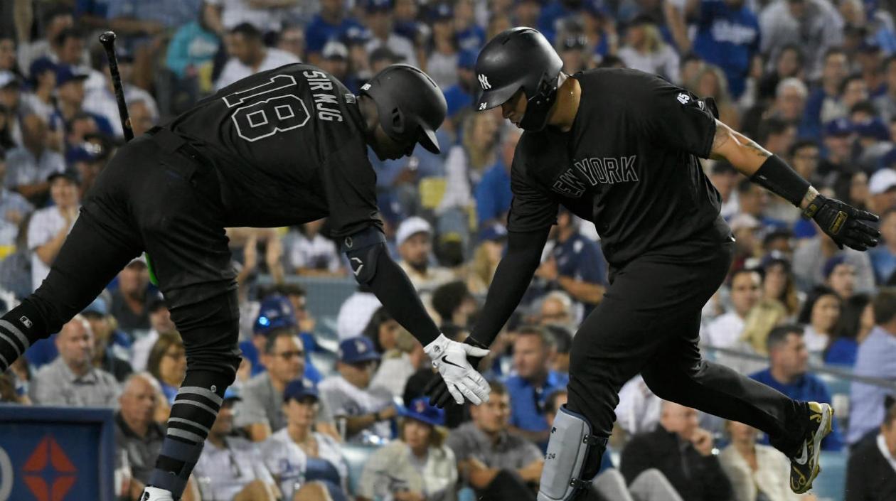 Didi Gregorius celebra con Gleyber Torres. 