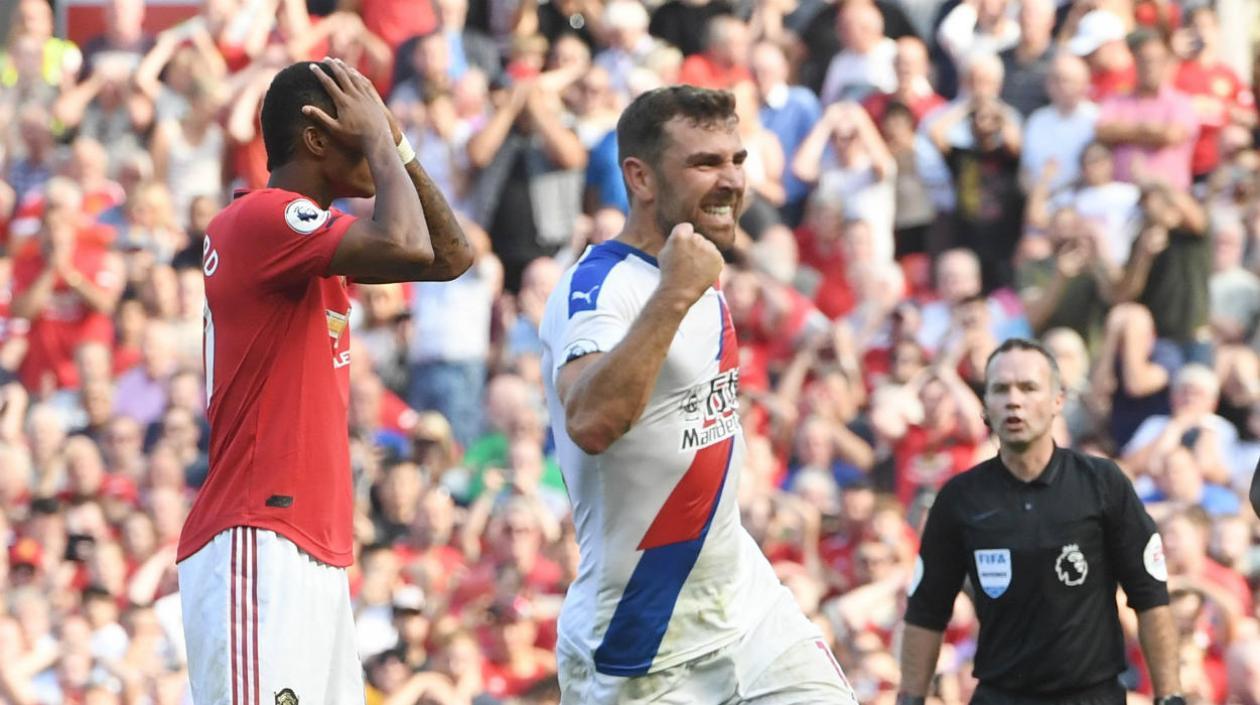 Marcus Rashford se lamenta tras fallar el penal. 