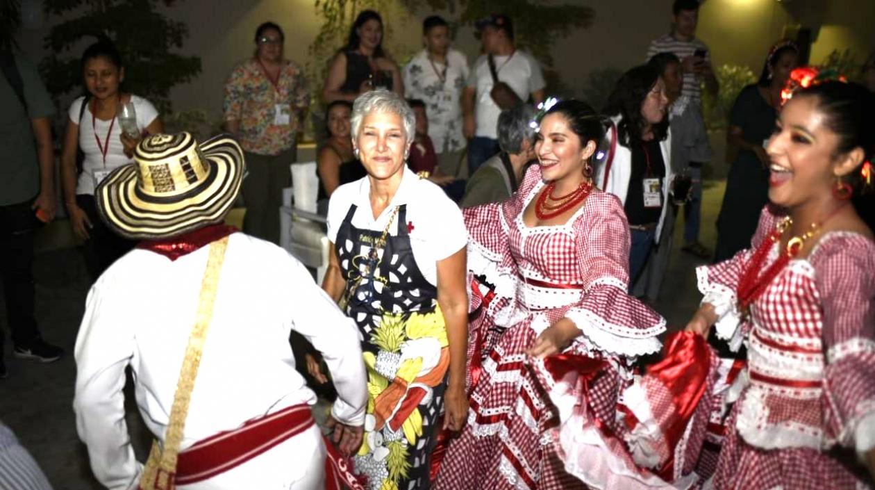 La directora de la feria Patricia Maestre bailando cumbia.