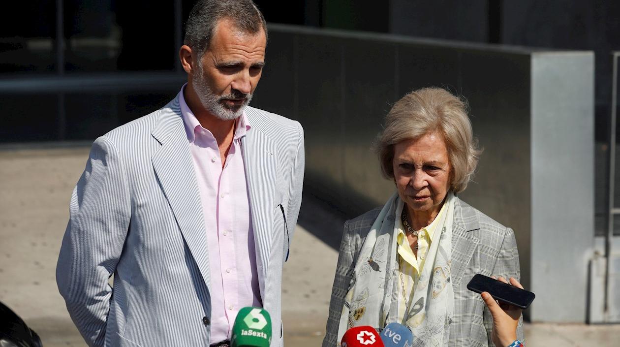  El rey Felipe VI y la reina Sofía abandonan este sábado el Hospital Clínico Quirón de Pozuelo de Alarcón tras la operación a la que ha sido sometido el rey Juan Carlos.