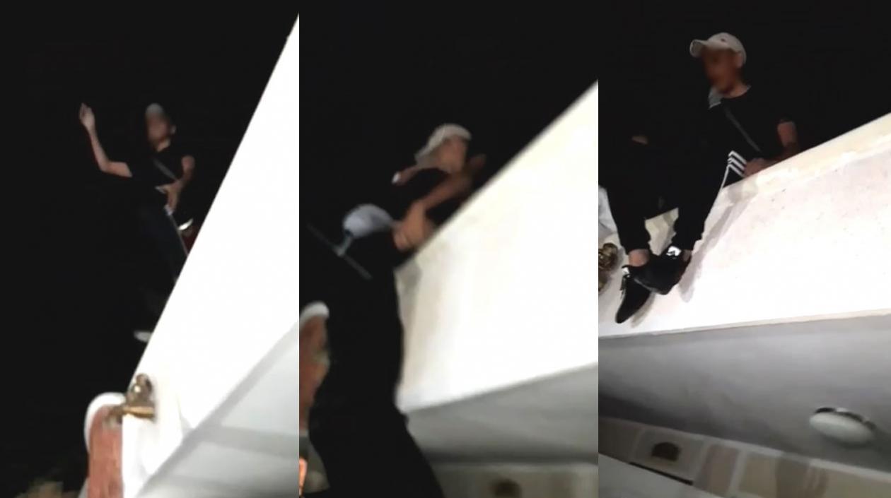 Momentos en que adolescentes se suben a un plafón de una vivienda.