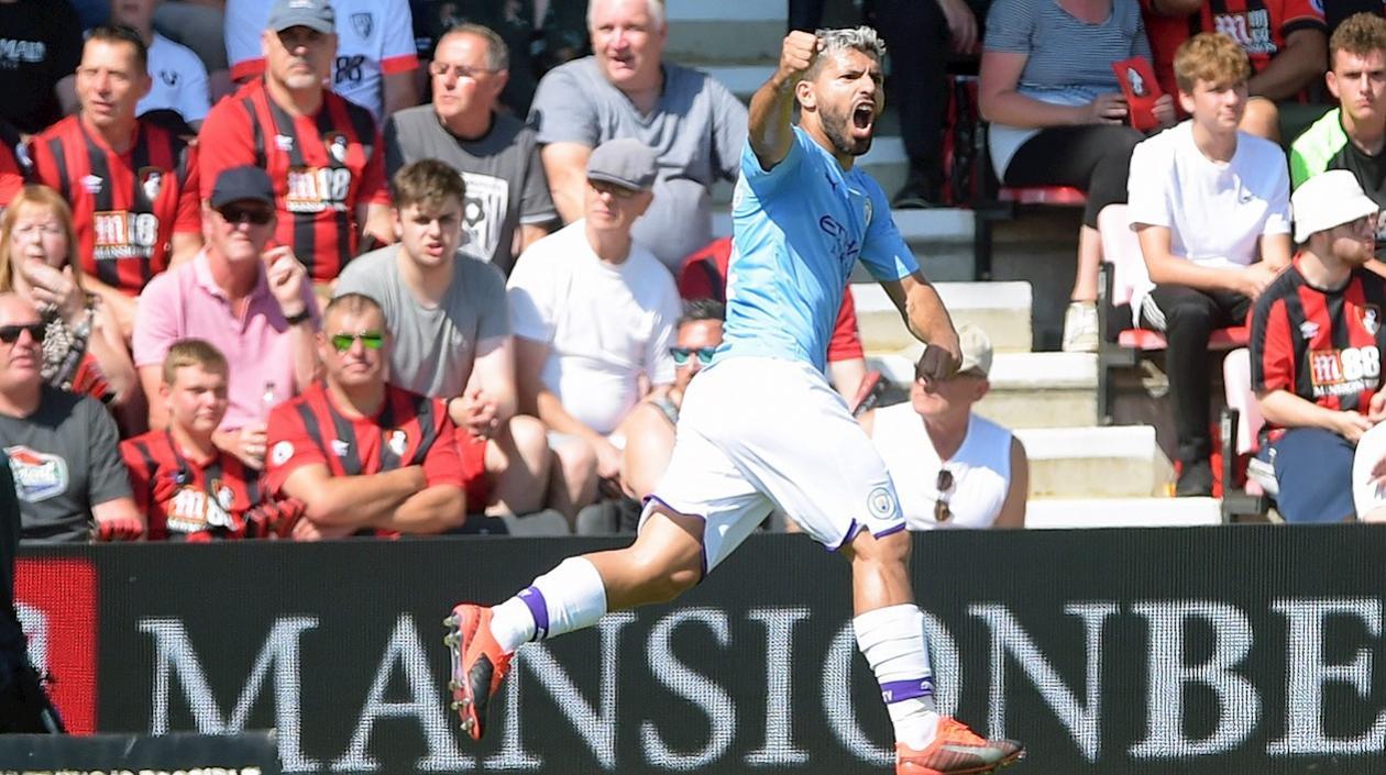 Sergio Agüero festeja la anotación. 