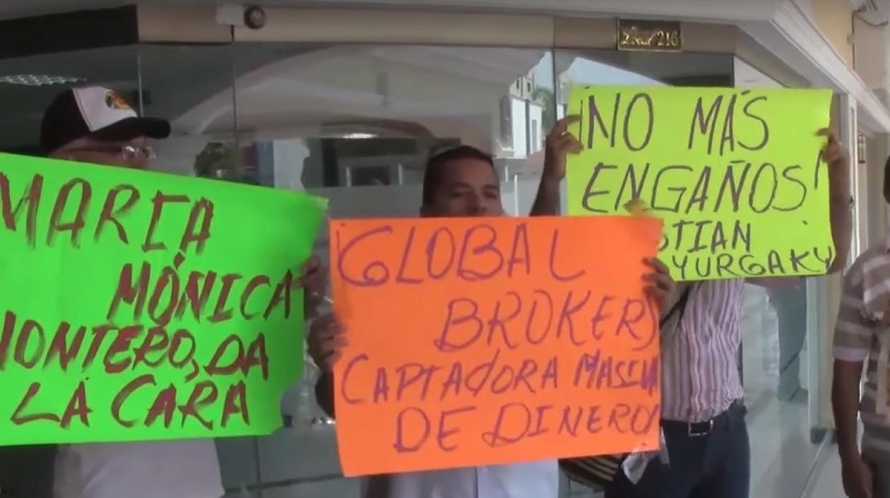 Protestas de los afectados tras conocerse la estafa.