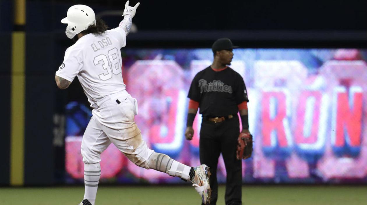Jorge Alfaro celebra tras su cuadrangular. 