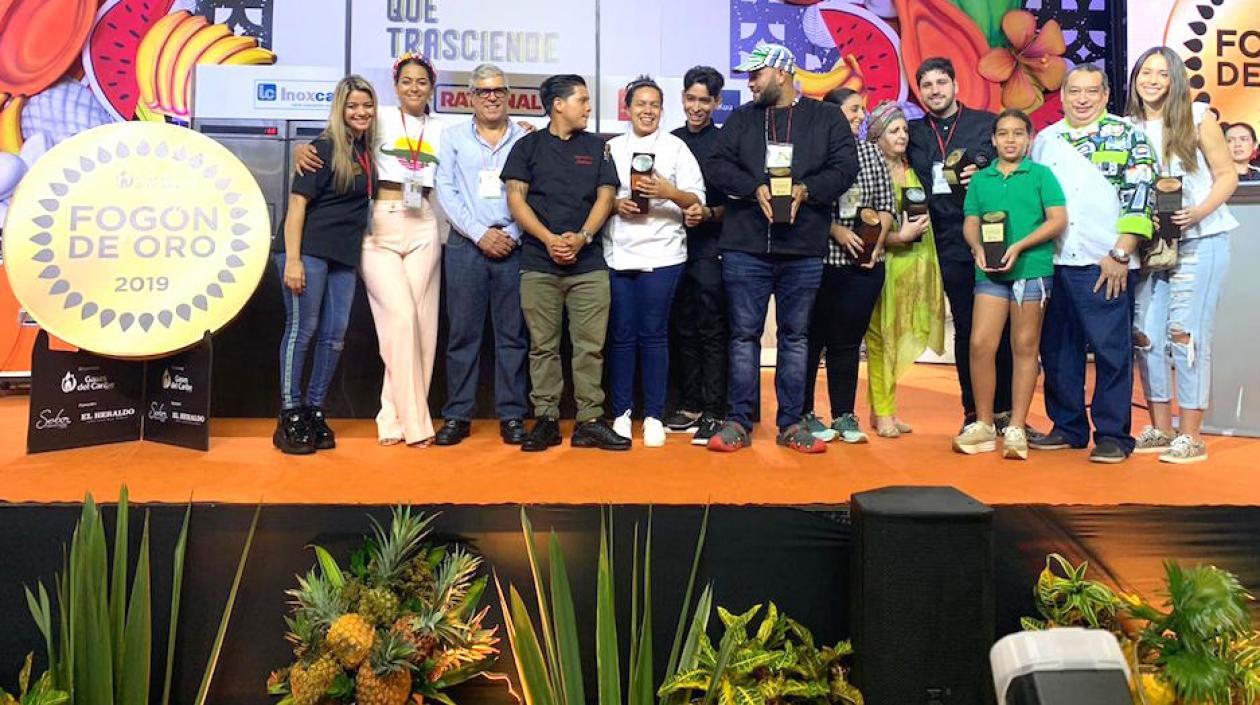 El Gerente de Gases del Caribe, Ramón Dávila, con el grupo de ganadores.