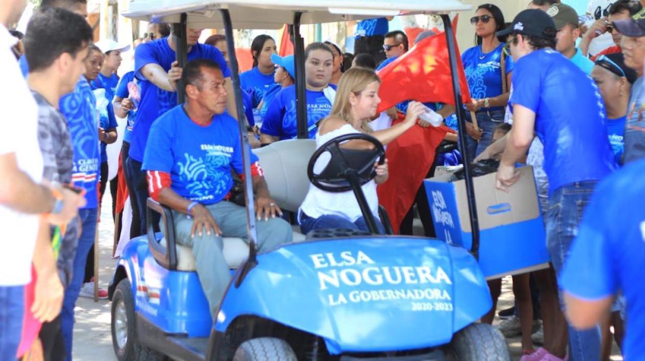 La candidata Elsa Noguera con habitantes del corregimiento de Gallego.