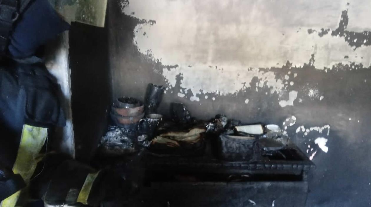 Estado en que quedó una de las habitaciones de la vivienda incendiada.
