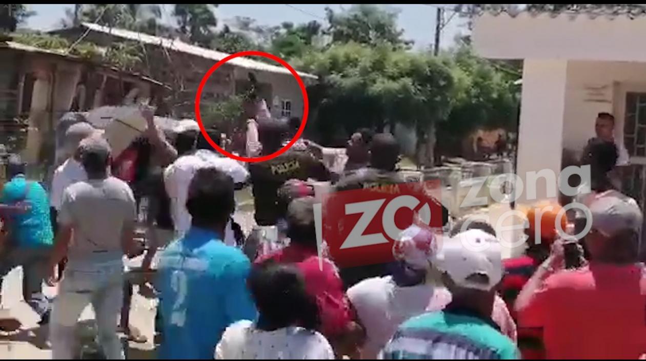 Momento en el que saca el arma.