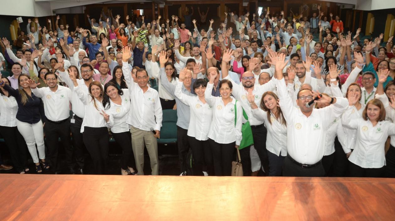 Los directivos y empleados de la Unisimón.