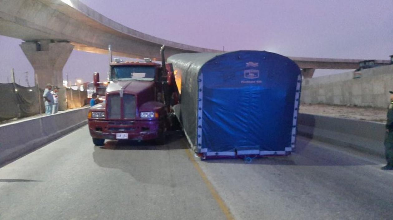 Camión al que se le deslizó la carga.