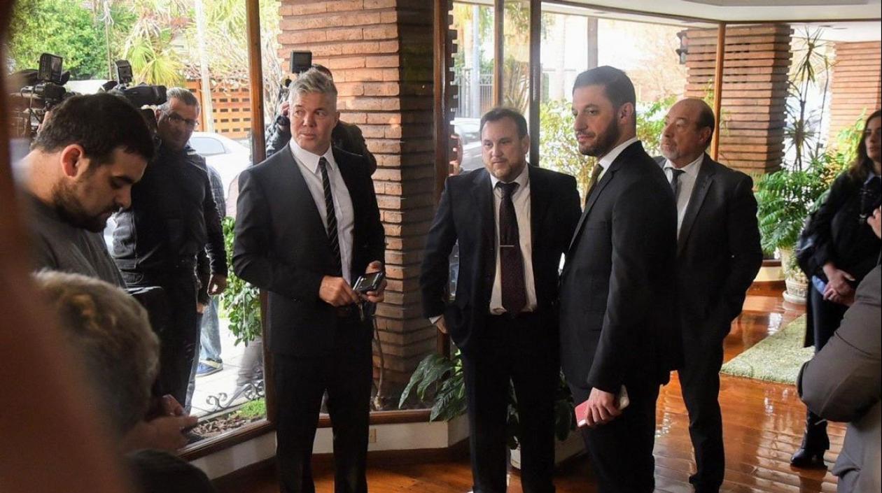 Abogados durante el procedimiento en la casa de Claudia Villafañe, ex-esposa de Diego Maradona.