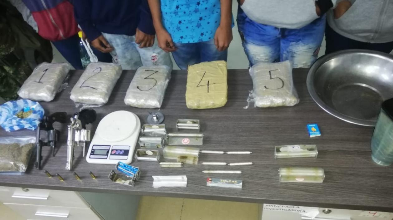 Droga y armas incautadas en Las Gardenias.