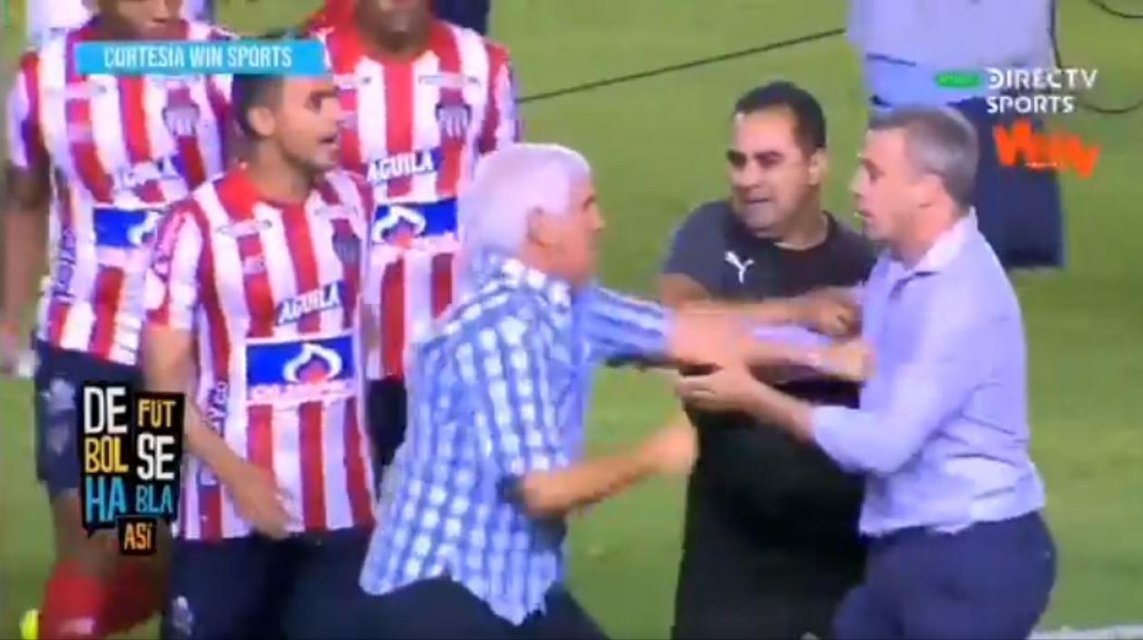 Momento del encontronazo entre Julio Comesaña y Lucas Pusineri. 