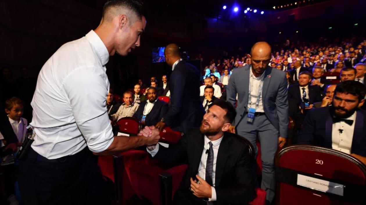 Cristiano Ronaldo saluda a Lionel Messi al llegar a la ceremonia. 
