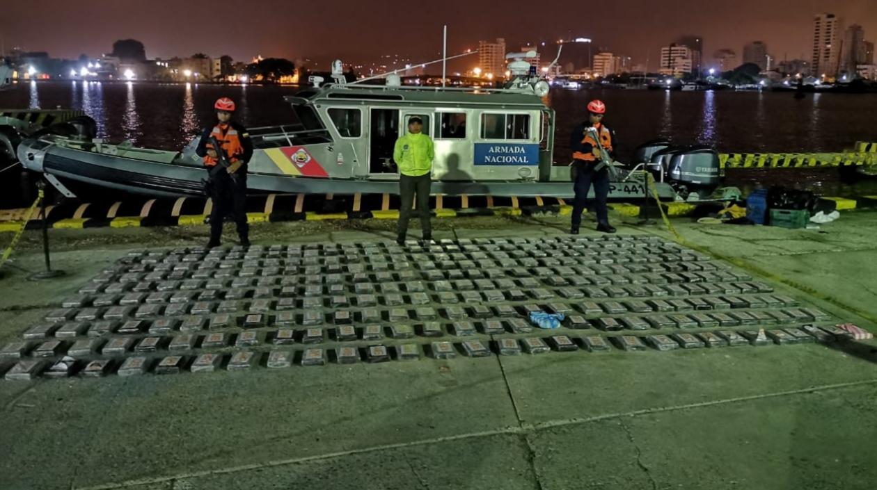 Droga incautada por la Armada y la Policía.