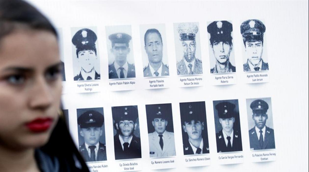 Asistentes observan fotografías durante la conmemoración del Día Internacional de las Víctimas de Desapariciones Forzadas, este viernes en Bogotá.