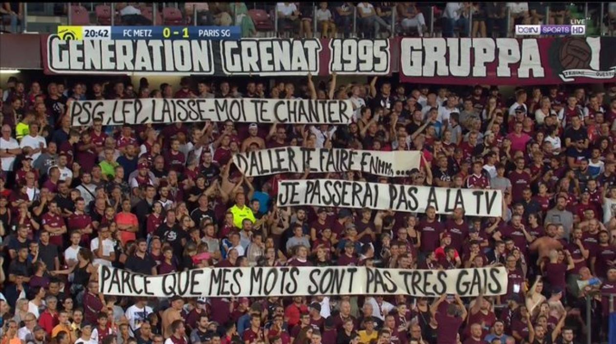 Pancarta con mensaje homofóbico en el partido. 