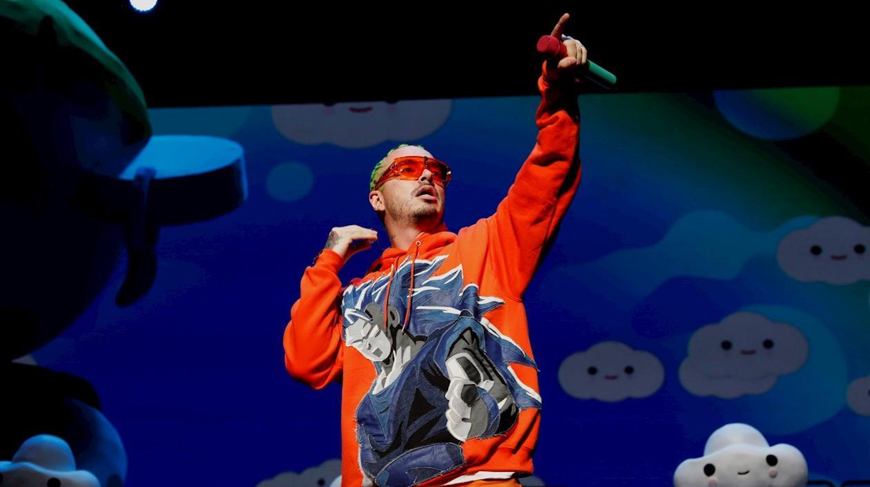 J Balvin en medio de su concierto en Puerto Rico.