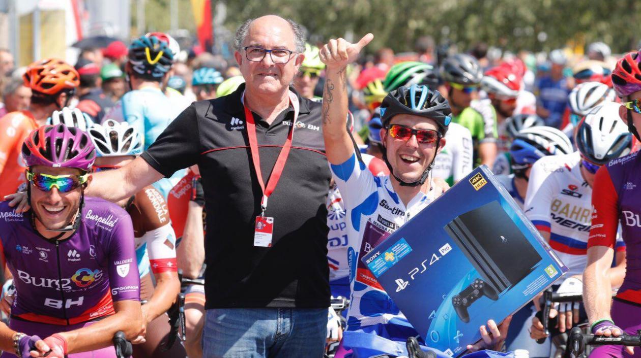 Ángel Madrazo recibe su PS4 en la línea de salida. 