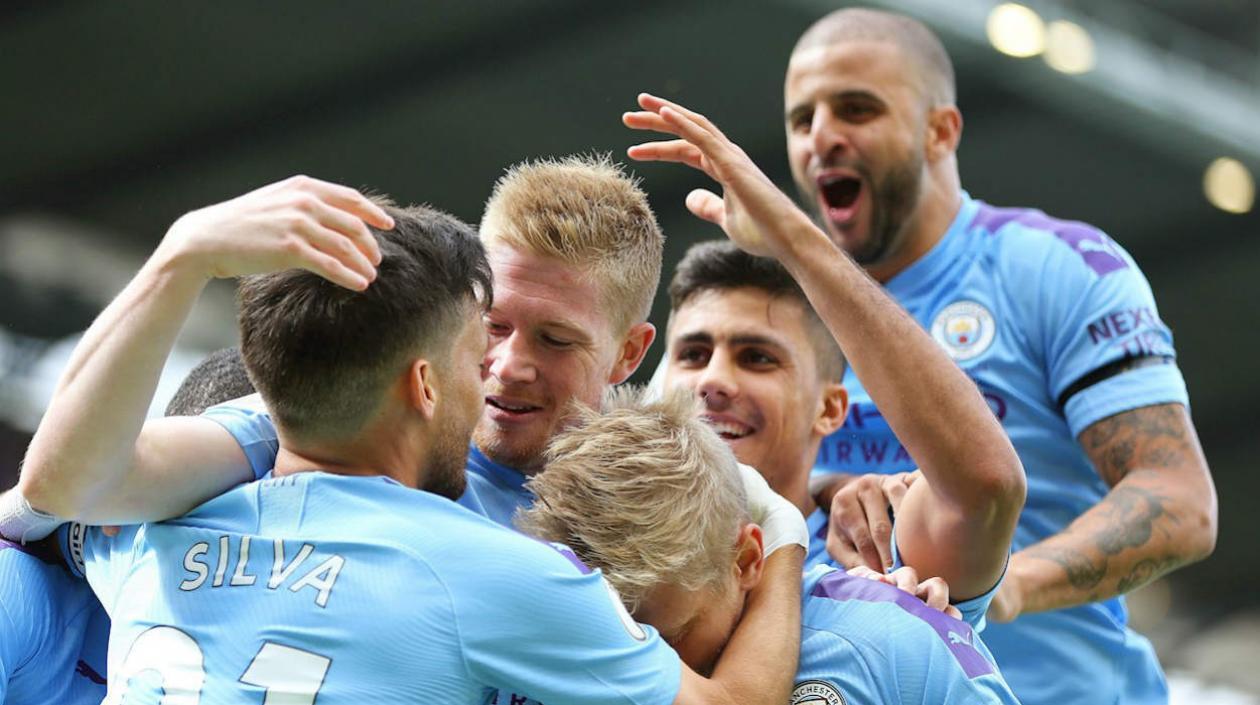 Jugadores del Manchester City celebran una anotación. 