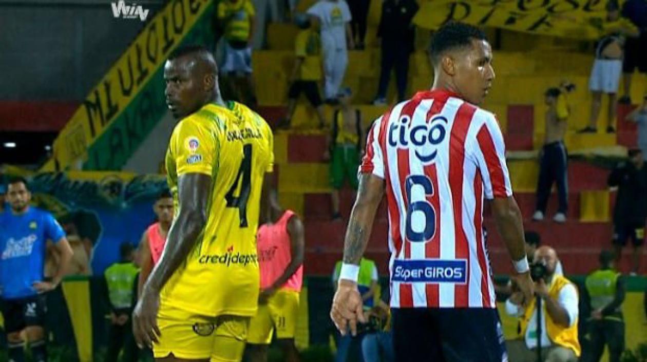 Marvin Valecilla y James Sánchez, en plena acción del partido.