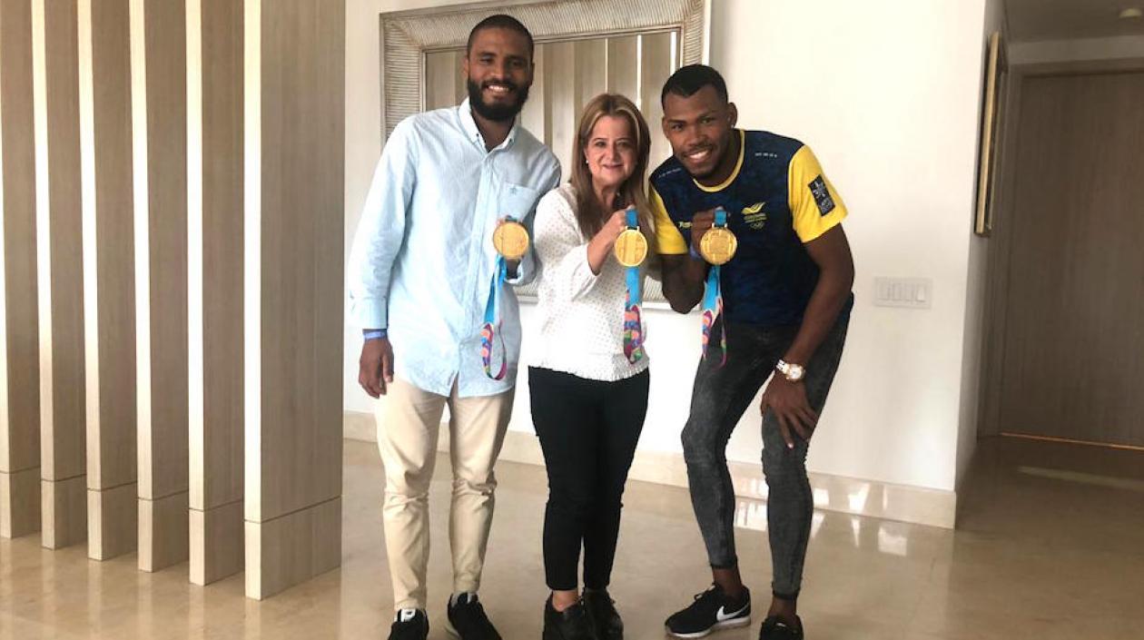 La candidata Elsa Noguera con los medallistas Alex Cujavante y Anthony Zambrano.