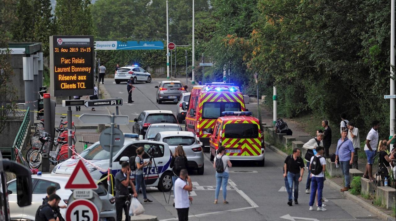 Una persona murió y otras ocho resultaron heridas en un ataque perpetrado con un cuchillo en una estación de metro en Villeurbanne, cerca de Lyon.